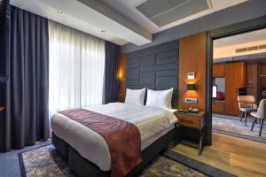 pokój hotelowy z dużym łóżkiem i stołem w obiekcie Nova Vista Deluxe & Suites a Member of Radisson Individuals w mieście Eskişehir