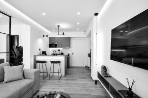 a living room with a couch and a kitchen at Luxury Downtown Apartment C1 in Thessaloniki