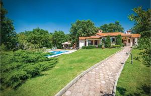 a house with a swimming pool and a yard at Stunning Home In Belavici With 3 Bedrooms, Wifi And Outdoor Swimming Pool in Hreljići