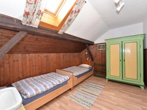 Zimmer mit 2 Betten und einem Waschbecken. in der Unterkunft Spacious Holiday Home in Zenting with Private Garden in Zenting