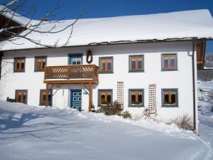 una casa bianca con balcone nella neve di Spacious Holiday Home in Zenting with Private Garden a Zenting