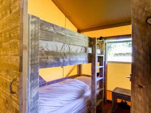 Postel nebo postele na pokoji v ubytování Chic Glamping Escape with Pool