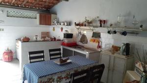 Η κουζίνα ή μικρή κουζίνα στο Casa de Praia Ilhéus