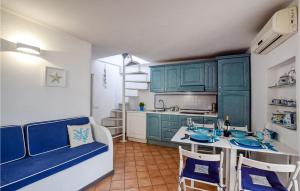 een keuken met groene kasten en een tafel en stoelen bij Beautiful Apartment In Forio With Kitchenette in Ischia