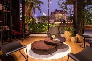 a living room with chairs and a table and a table at ibis Santa Cruz de la Sierra in Santa Cruz de la Sierra