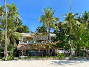 un hotel en la playa con palmeras en Jony's Beach Resort en Boracay