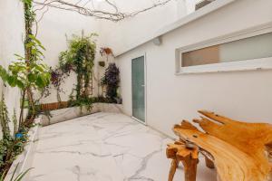 una camera con pavimento in pietra e finestra di Loft con mucha luz en el centro Barrio Ruzafa a Valencia
