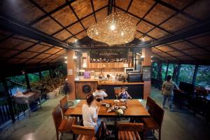 Un restaurante u otro lugar para comer en At Leaf Villa