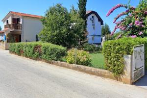 Vonkajšia záhrada v ubytovaní Apartments with parking spaces Bibinje, Zadar - 6160