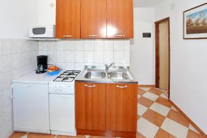 Kuchyňa alebo kuchynka v ubytovaní Apartments with parking spaces Bibinje, Zadar - 6160