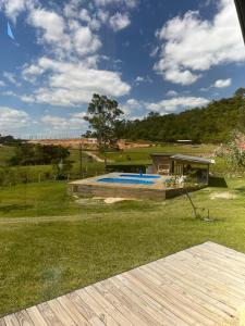 une cour avec une piscine et une maison dans l'établissement Hotel Guerra - Pousada Montebelo, à Jaguaruna