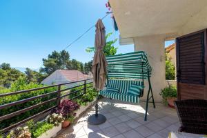 Ein Balkon oder eine Terrasse in der Unterkunft Apartments by the sea Jelsa, Hvar - 4017