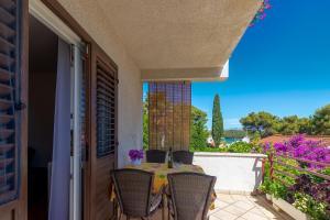 Ein Balkon oder eine Terrasse in der Unterkunft Apartments by the sea Jelsa, Hvar - 4017