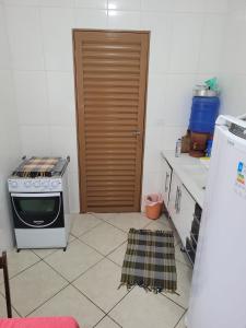 a kitchen with a stove and a door in it at Cantinho Silêncioso in São Thomé das Letras