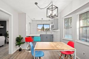 eine Küche mit einem Holztisch und bunten Stühlen in der Unterkunft Modern & luxurious & pool & SPA & 5 bedroom in McKinney