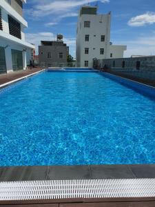 クイニョンにあるFLC Sea Tower Quy Nhon - Seaview Apartelの建物の上にある青い大型スイミングプール