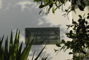 a sign that says margarita rooms studios at Margarita Studios in Parikia