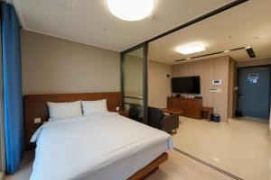 Postel nebo postele na pokoji v ubytování Hotel The Blue Terra