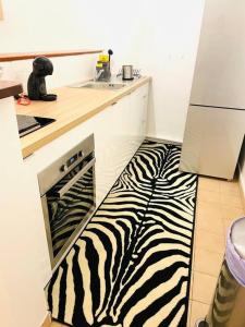 um tapete de estampa de zebra no chão de uma cozinha em T2 avec parking - entièrement climatisé - Chez Élo em Schœlcher