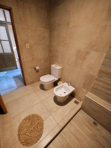 a bathroom with a toilet and a sink at La Terraza Apartment: lujoso, amplio y ubicado en microcentro. in San Rafael