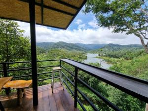 balcón con vistas al río y a las montañas en Baanhatsompaen homestay, en Ranong