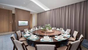 a large dining room with a table and chairs at Holiday Inn Yongkang in Jinhua