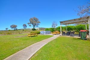 een park met twee picknicktafels en een paviljoen bij The Hallows Accommodation in Bathurst
