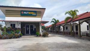 een gebouw met een bord voor een notendop bij The Nutshell Chalet Langkawi in Pantai Cenang