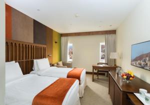 Letto o letti in una camera di Al Falaj Hotel