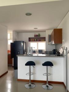 Kitchen o kitchenette sa Apartamento Condominio Zazue Santa Marta