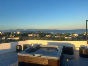 - un bain à remous sur une terrasse avec vue sur l'océan dans l'établissement Casa Arrecife - Cozy Suite, Fast Wifi & Balcony! Beach is steps away!, à La Ventana