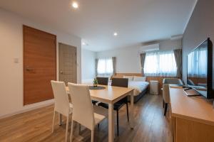a room with a dining table and a bed at HOTEL R9 The Yard Sakai in Sakai