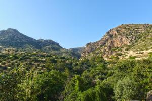 uitzicht op de bergen vanaf het pad bij Aspros Potamos in Makry Gialos