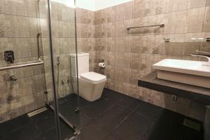 łazienka z toaletą i umywalką w obiekcie Kandy Hub Guest House w mieście Kandy