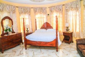 Łóżko lub łóżka w pokoju w obiekcie Dela de-Rose Guest House Negril Jamaica