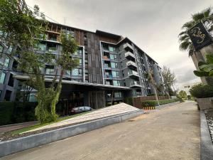 an empty street in front of a large building at Phuket apartment surin beach in Thalang