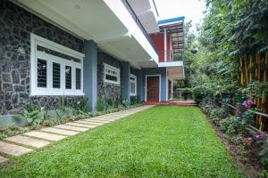 uma casa com um relvado em frente em Kandy Hub Guest House em Kandy