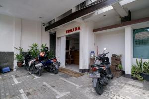 dos motocicletas estacionadas frente a un edificio en RedDoorz Near Braga Street, en Bandung