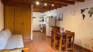 a living room with a table and a kitchen at Gradocero in San Carlos de Bariloche