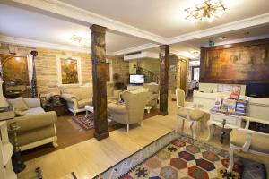 sala de estar con muebles y TV en Sphendon Hotel, en Estambul