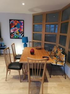 uma sala de jantar com uma mesa de madeira e cadeiras em Le Paul Chandon Centre-ville 4 pers em Épernay