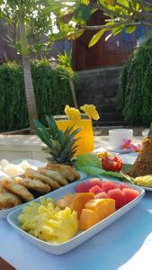 una mesa con un plato de comida en una mesa en Light Blue Villa, en Tepus