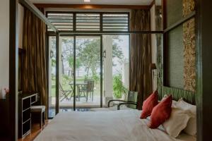 Postel nebo postele na pokoji v ubytování Borneo Beach Villa & Suite + 34 fotografií
