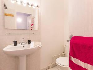 セレ・シュヴァリエにあるAppartement La Salle-les-Alpes, 1 pièce, 5 personnes - FR-1-330F-58のバスルーム(洗面台、トイレ、鏡付)