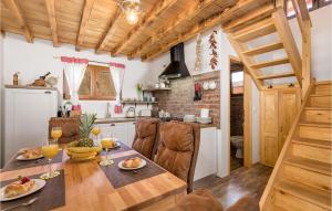 una cocina con una mesa con fruta. en Nice Home In Gospic With Wifi, en Gospić