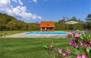 una piscina con cenador y una casa en Nice Home In Gospic With Wifi, en Gospić