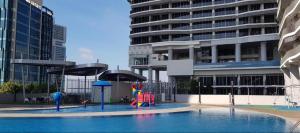 einen Pool mit Spielplatz vor einem Gebäude in der Unterkunft Encorp Marina Suites near Legoland in Nusajaya