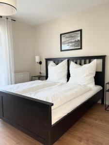 Postel nebo postele na pokoji v ubytování Apartment LoC Friedrichshafen + 12 fotografií