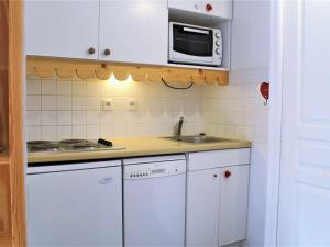 リスルにあるAppartement Risoul, 2 pièces, 5 personnes - FR-1-330-226の小さなキッチン(シンク、電子レンジ付)