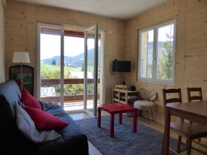 sala de estar con sofá y mesa en Appartement Villard-de-Lans, 2 pièces, 4 personnes - FR-1-548-2, en Villard-de-Lans